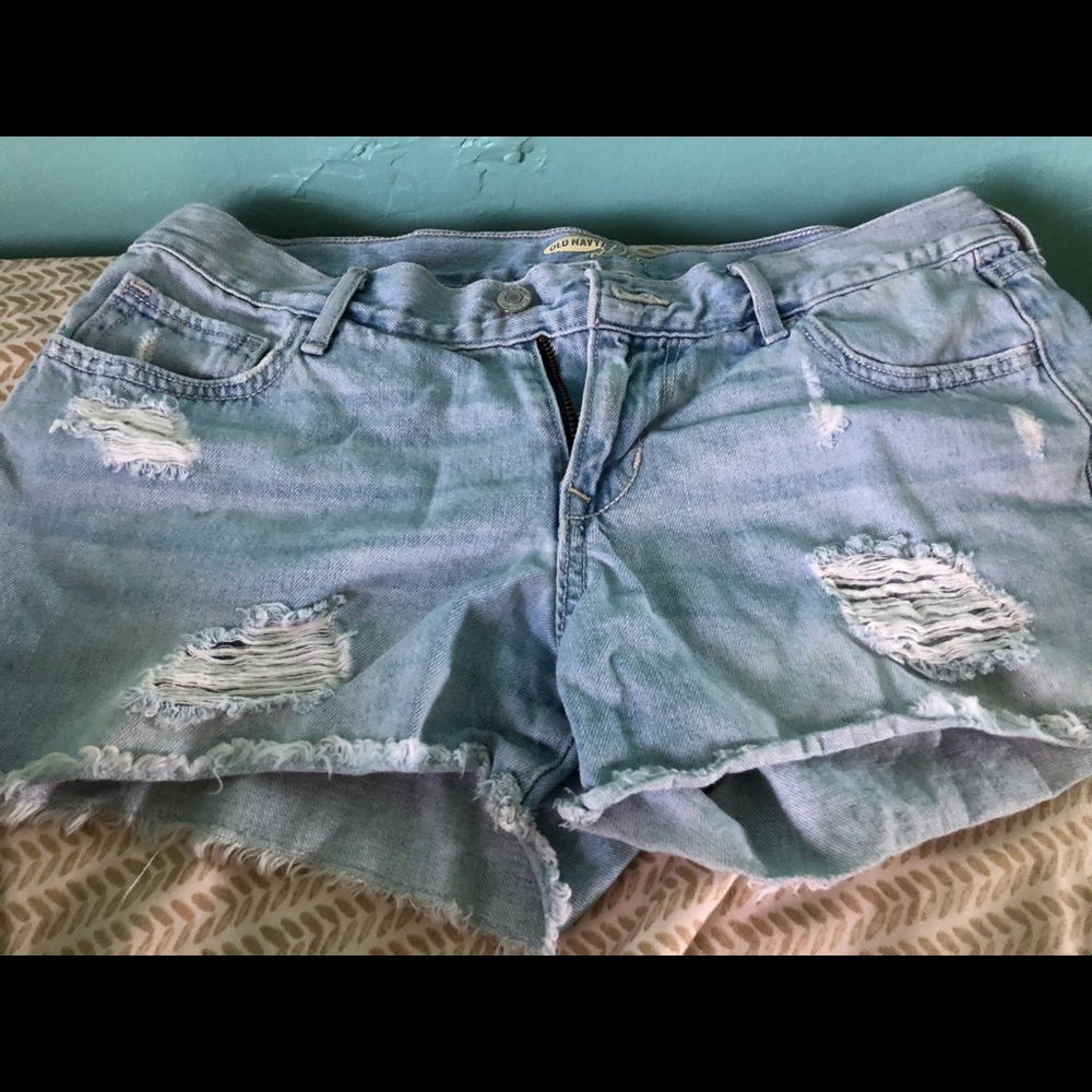 LIGHT WASH DENIM SHORTS